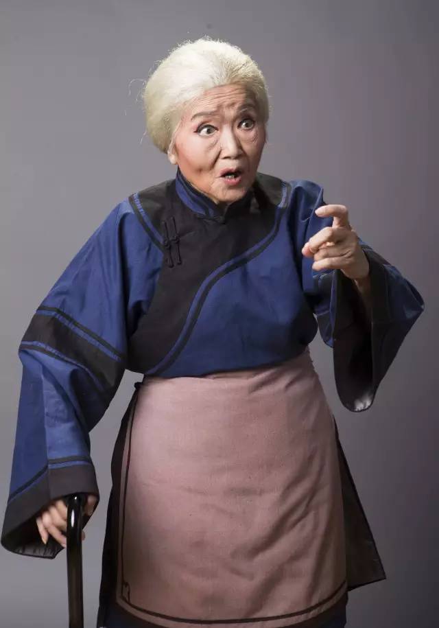 郑采君在明星版《舞台姐妹情》中饰阿善婆婆