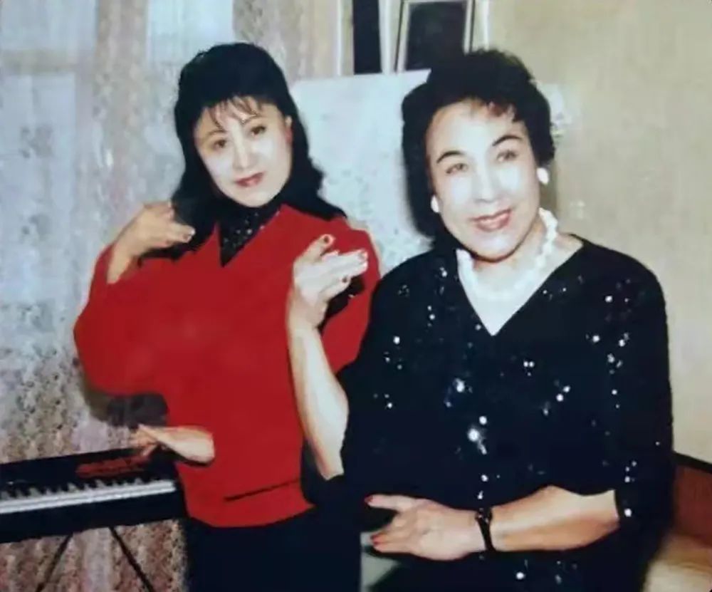 张洪琴与恩师李忆兰