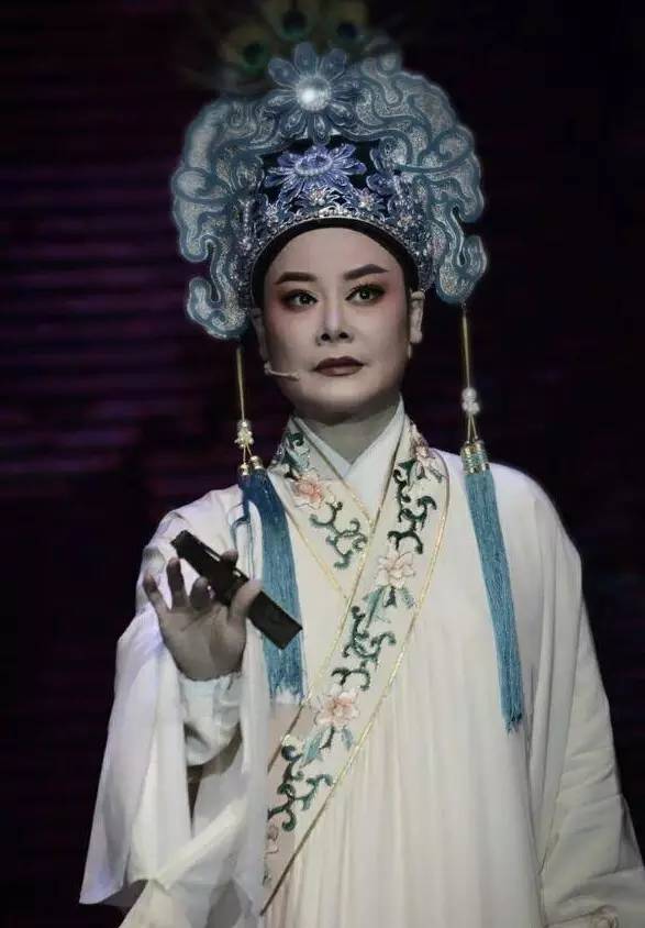 裘巧芳扮演<a href=http://www.xiaopiaoyou.com/yuejudefayuandi/ target=_blank class=infotextkey>越剧</a>女小生
