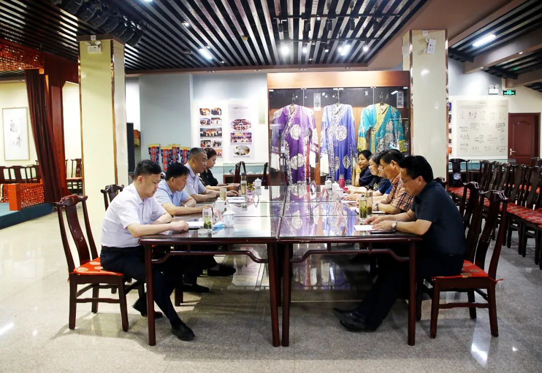 聊城市戏剧家协会一行到临清市<a href=http://www.xiaopiaoyou.com/jingjuguocui/ target=_blank class=infotextkey>京剧</a>团考察指导工作