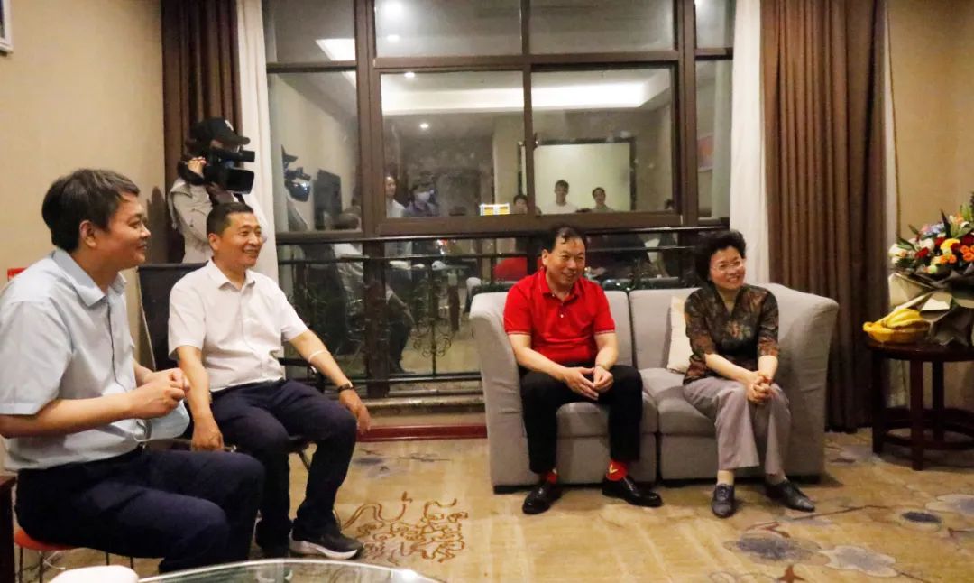 常英敏部长等领导与王素君先生亲切交谈