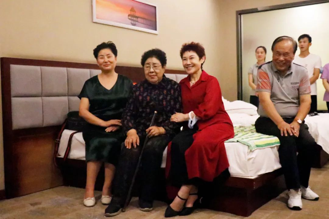 常英敏部长等领导与王素君先生亲切交谈