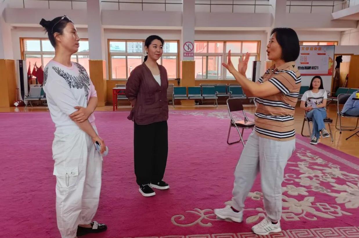 安丘<a href=http://www.xiaopiaoyou.com/jingjuguocui/ target=_blank class=infotextkey>京剧</a>团创作排演情景小剧《我有一个梦》