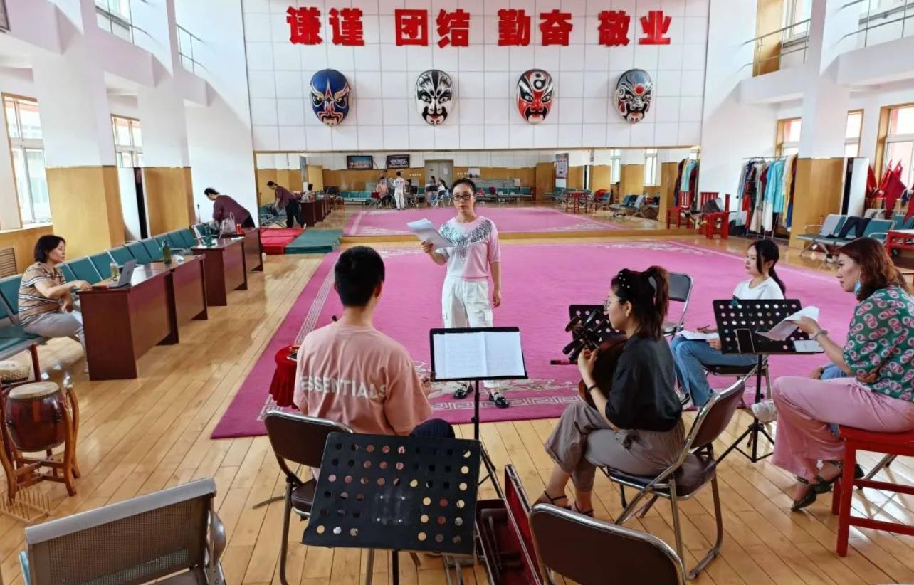 安丘<a href=http://www.xiaopiaoyou.com/jingjuguocui/ target=_blank class=infotextkey>京剧</a>团创作排演情景小剧《我有一个梦》
