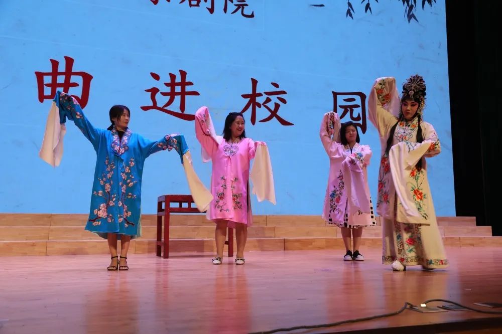 重庆<a href=http://www.xiaopiaoyou.com/jingjuguocui/ target=_blank class=infotextkey>京剧</a>院