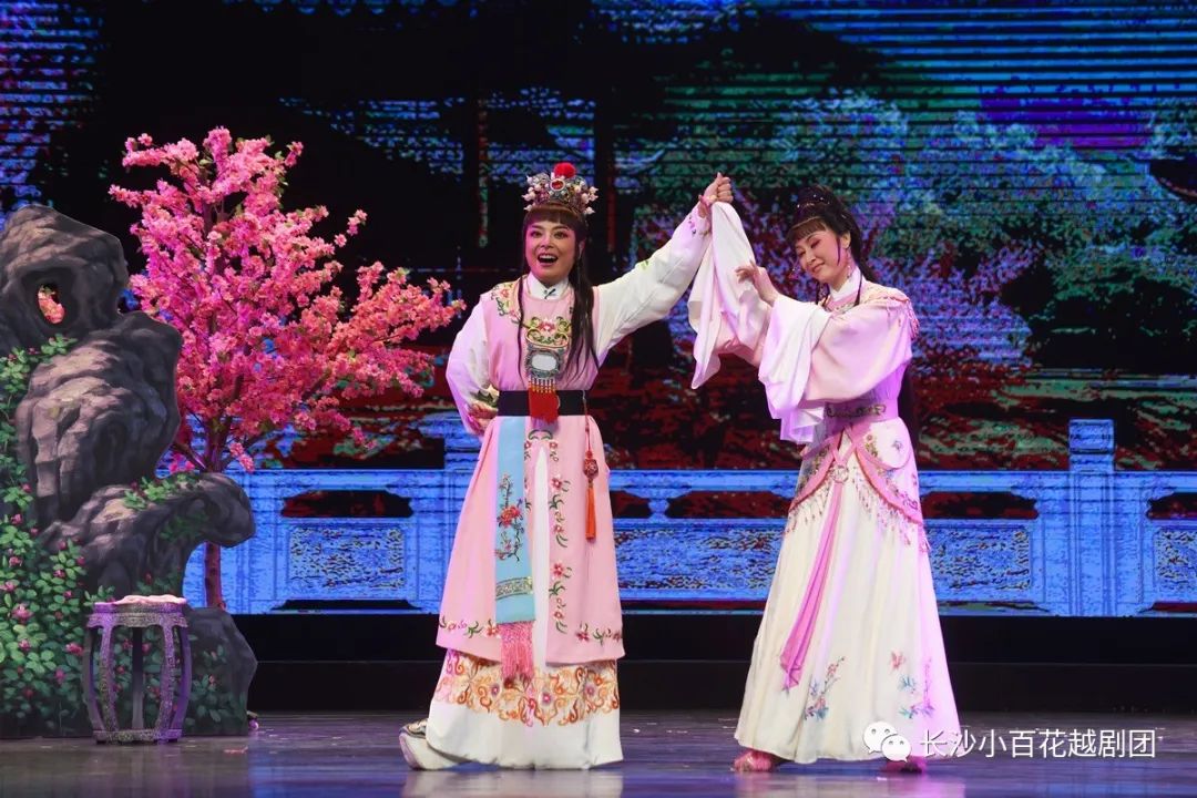 <a href=http://www.xiaopiaoyou.com/yuejudefayuandi/ target=_blank class=infotextkey>越剧</a>《天上掉下个林妹妹》长沙小百花<a href=http://www.xiaopiaoyou.com/yuejudefayuandi/ target=_blank class=infotextkey>越剧</a>团