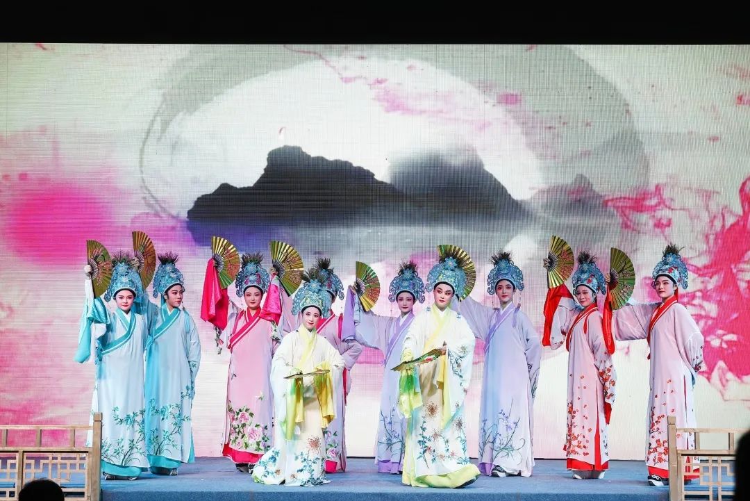 <a href=http://www.xiaopiaoyou.com/yuejudefayuandi/ target=_blank class=infotextkey>越剧</a>毕派艺术演唱会