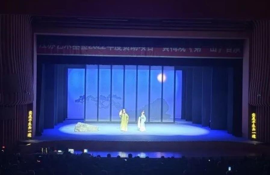 <a href=http://www.xiaopiaoyou.com/huangmeixidefayuandi/ target=_blank class=infotextkey>黄梅戏</a>《第一山》首演圆满成功