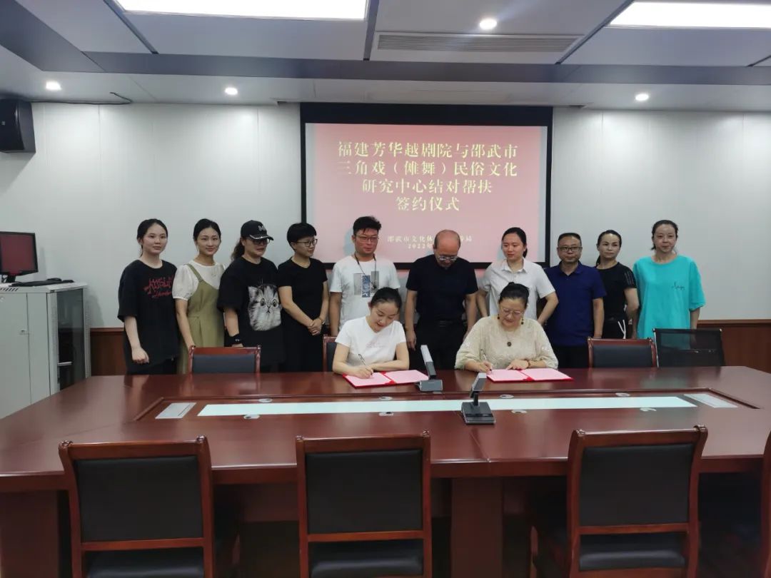 福建芳华<a href=http://www.xiaopiaoyou.com/yuejudefayuandi/ target=_blank class=infotextkey>越剧</a>院文化惠民演出