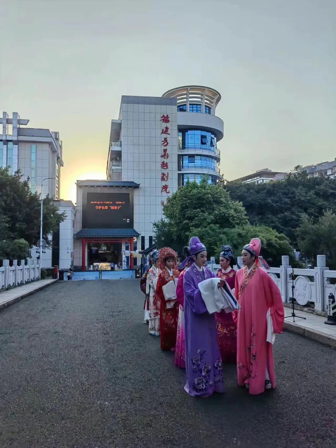 福建芳华<a href=http://www.xiaopiaoyou.com/yuejudefayuandi/ target=_blank class=infotextkey>越剧</a>院快闪演出
