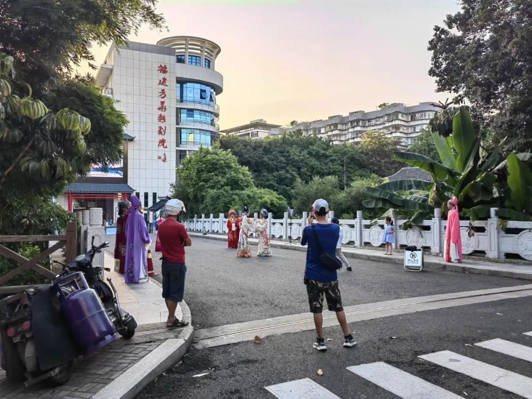 福建芳华<a href=http://www.xiaopiaoyou.com/yuejudefayuandi/ target=_blank class=infotextkey>越剧</a>院快闪演出