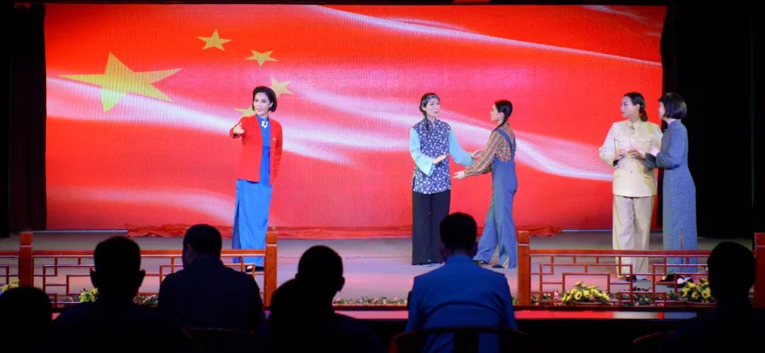 <a href=http://www.xiaopiaoyou.com/yuejudefayuandi/ target=_blank class=infotextkey>越剧</a>江姐绣红旗五洲人民齐欢笑