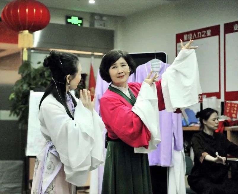 深圳市百花<a href=http://www.xiaopiaoyou.com/yuejudefayuandi/ target=_blank class=infotextkey>越剧</a>团