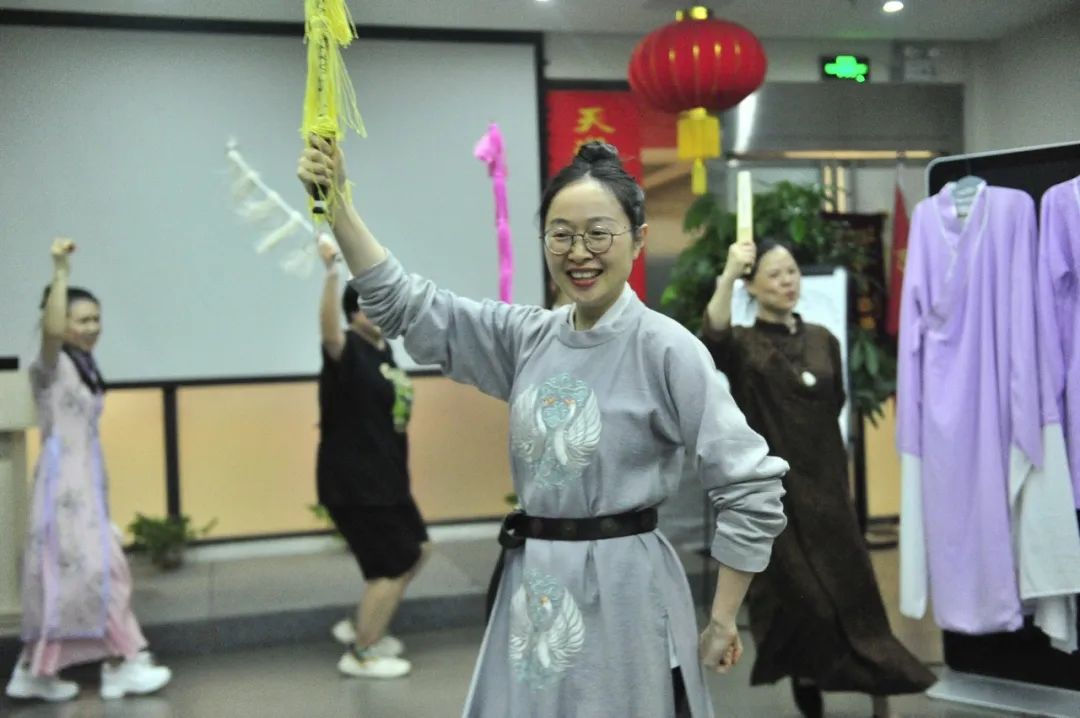 深圳市百花<a href=http://www.xiaopiaoyou.com/yuejudefayuandi/ target=_blank class=infotextkey>越剧</a>团
