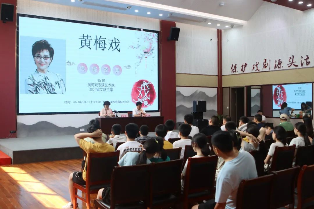 著名<a href=http://www.xiaopiaoyou.com/huangmeixidefayuandi/ target=_blank class=infotextkey>黄梅戏</a>表演艺术家杨俊