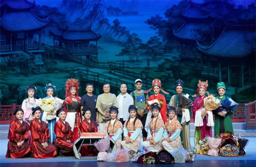 桐庐县<a href=http://www.xiaopiaoyou.com/yuejudefayuandi/ target=_blank class=infotextkey>越剧</a>传习中心复排的轻喜<a href=http://www.xiaopiaoyou.com/yuejudefayuandi/ target=_blank class=infotextkey>越剧</a>大戏《王老虎抢亲》在桐庐剧院彩排演出