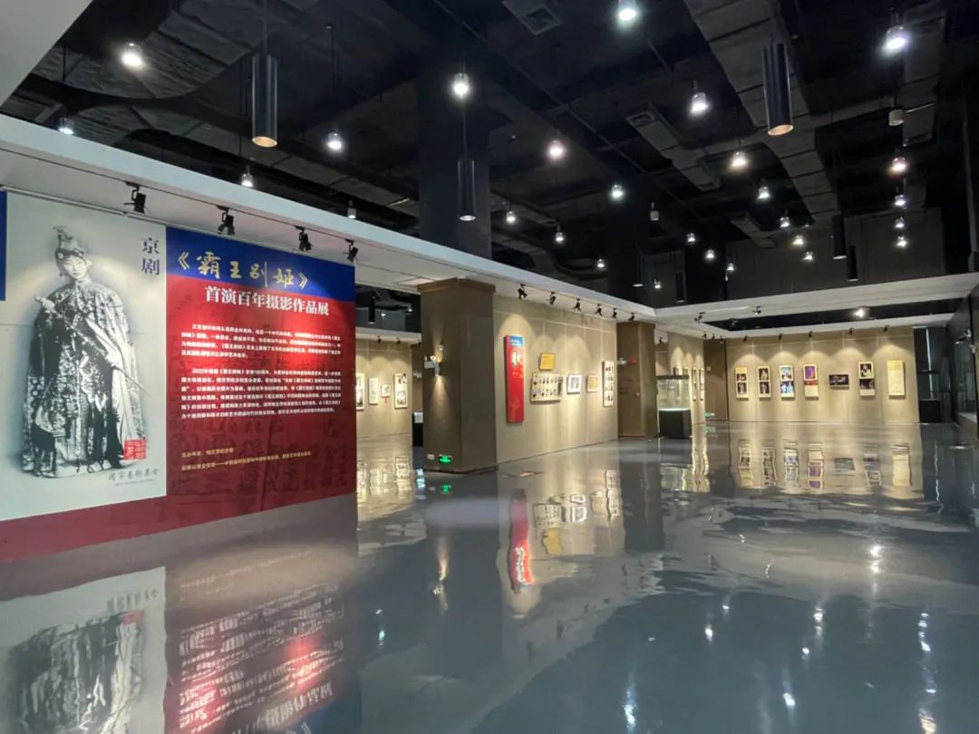<a href=http://www.xiaopiaoyou.com/jingjuguocui/ target=_blank class=infotextkey>京剧</a>《霸王别姬》首演百年摄影作品展
