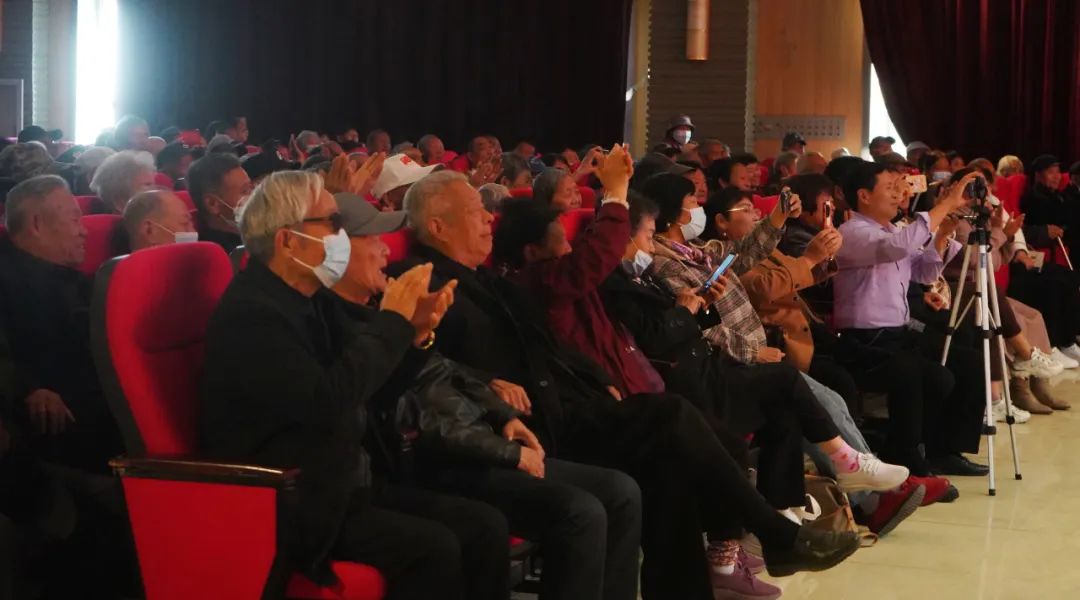 一〇四团举办老年大学庆重阳节活动豫剧专场演出