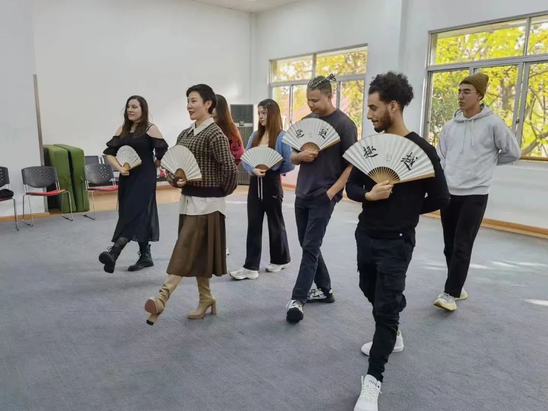 <a href=http://www.xiaopiaoyou.com/yuejudefayuandi/ target=_blank class=infotextkey>越剧</a>专业演员的公益推广之路