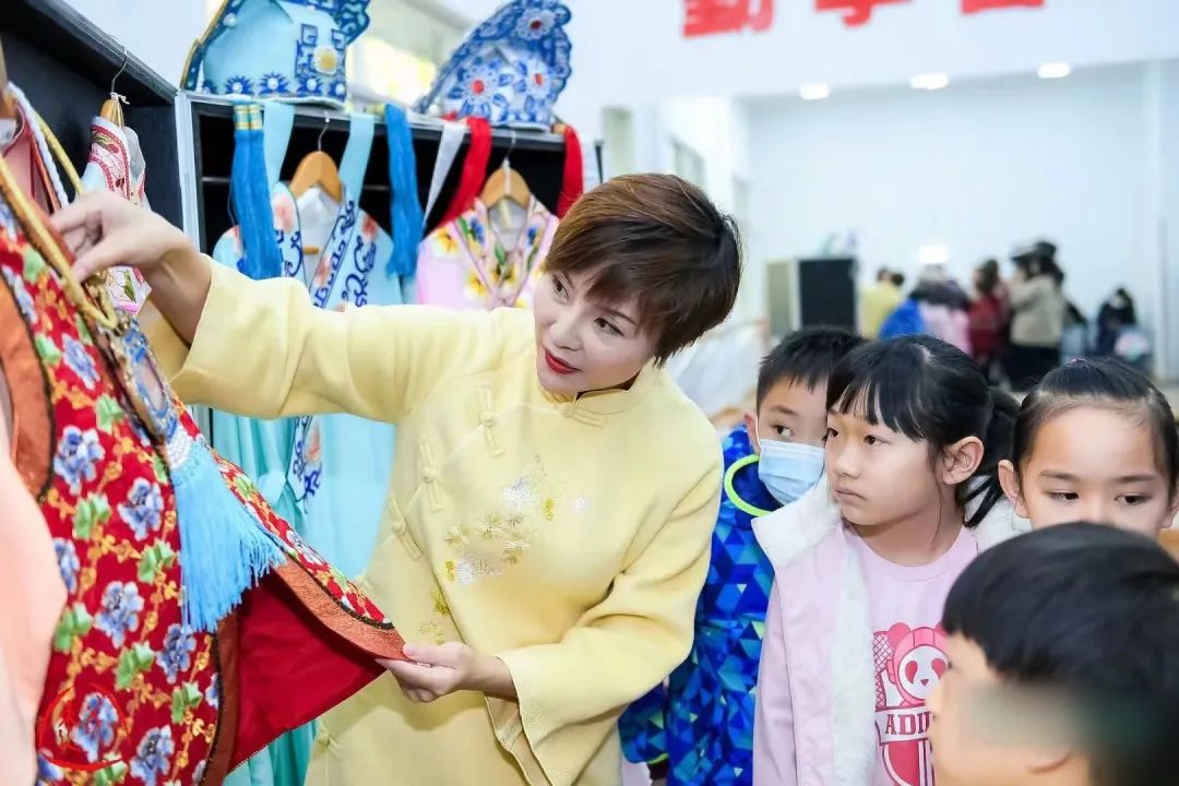 <a href=http://www.xiaopiaoyou.com/yuejudefayuandi/ target=_blank class=infotextkey>越剧</a>专业演员的公益推广之路