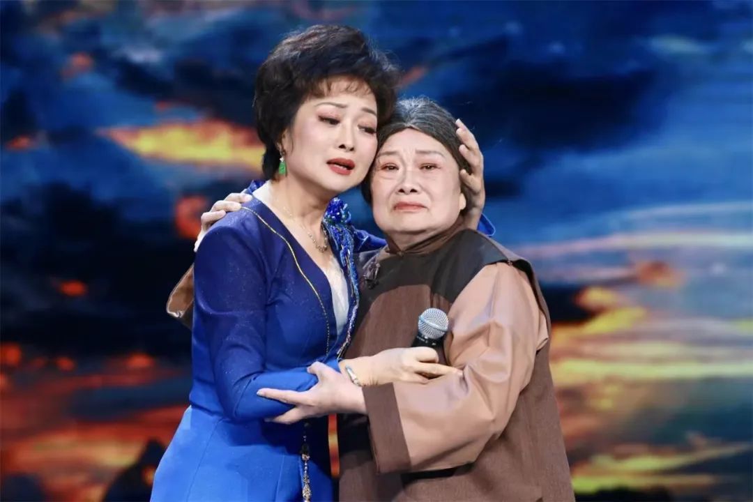 在河南小皇后豫剧团成立30周年专场晚会上，王素珍、王红丽共同演绎豫剧《铡刀下的红梅》