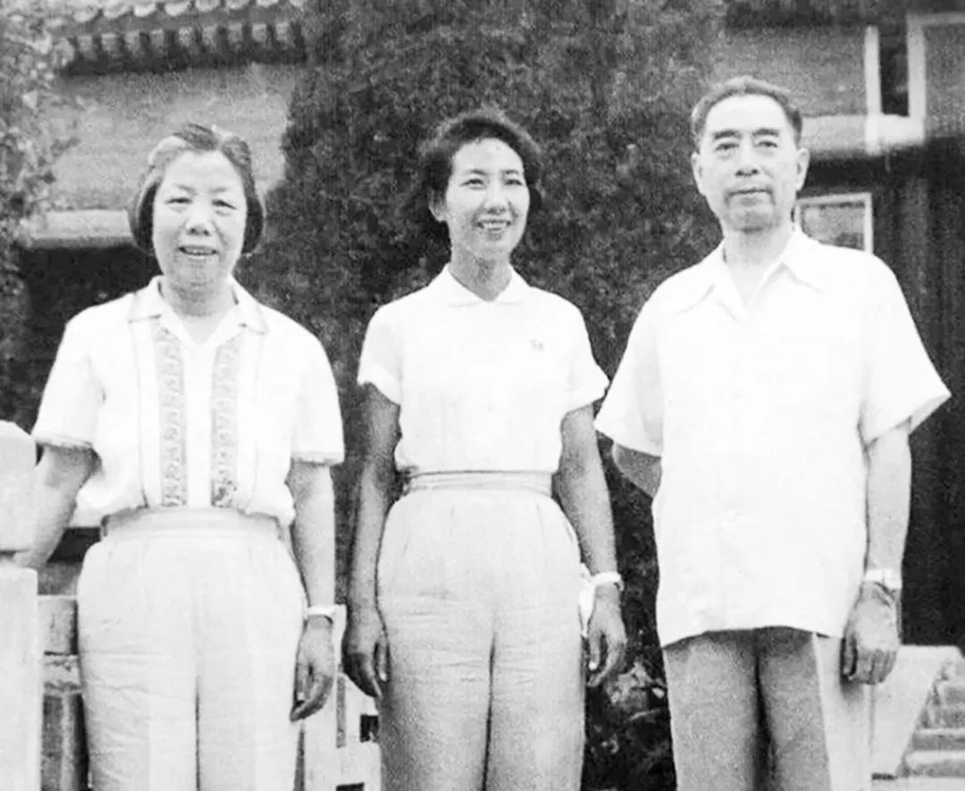 周恩来、邓颖超与<a href=http://www.xiaopiaoyou.com/yuejudefayuandi/ target=_blank class=infotextkey>越剧</a>大师袁雪芬