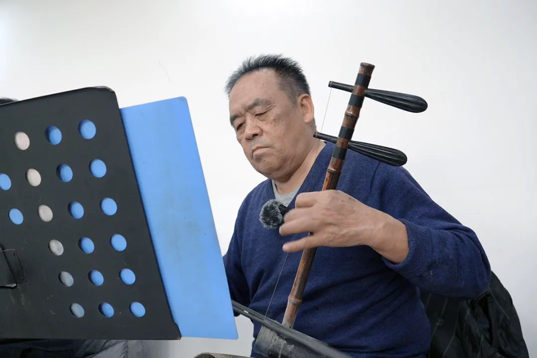 张怀鹏：义务教授<a href=http://www.xiaopiaoyou.com/jingjuguocui/ target=_blank class=infotextkey>京剧</a>三十载
