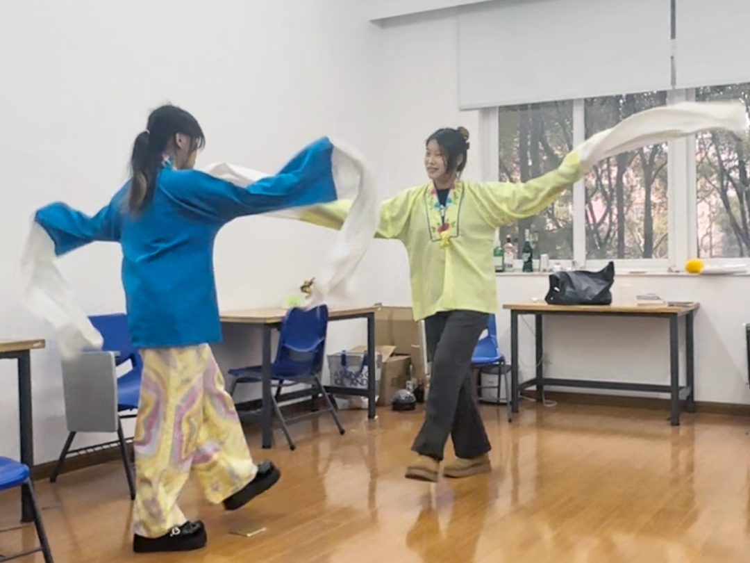 赵靖童与同学表演<a href=http://www.xiaopiaoyou.com/kunqufayuandi/ target=_blank class=infotextkey>昆曲</a>《三拉团圆》