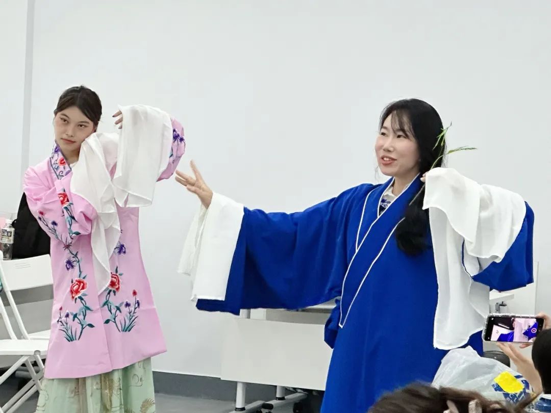 赵靖童与邓黛老师表演<a href=http://www.xiaopiaoyou.com/kunqufayuandi/ target=_blank class=infotextkey>昆曲</a>《牡丹亭》