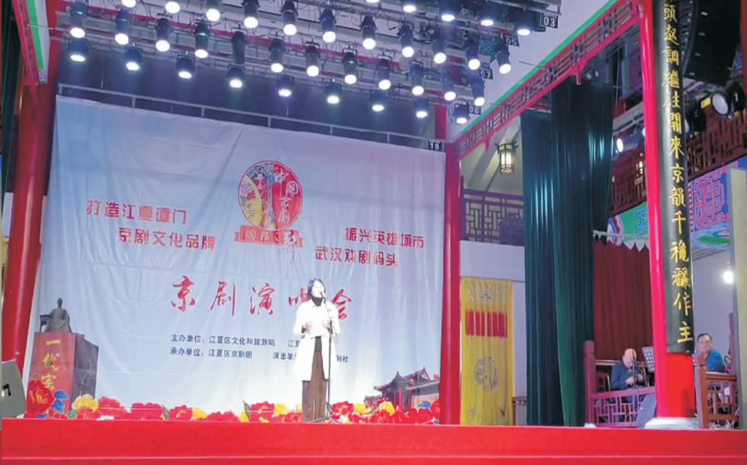 江夏区文联副主席刘桂英女士为江夏区<a href=http://www.xiaopiaoyou.com/jingjuguocui/ target=_blank class=infotextkey>京剧</a>社春季开锣上台致辞讲话
