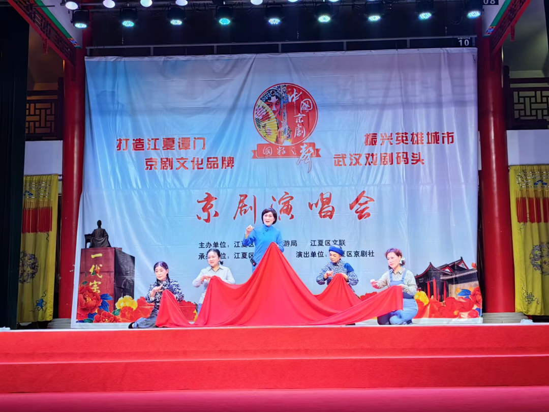 社委钟晓梅表演唱现代<a href=http://www.xiaopiaoyou.com/jingjuguocui/ target=_blank class=infotextkey>京剧</a>《江姐绣红旗》