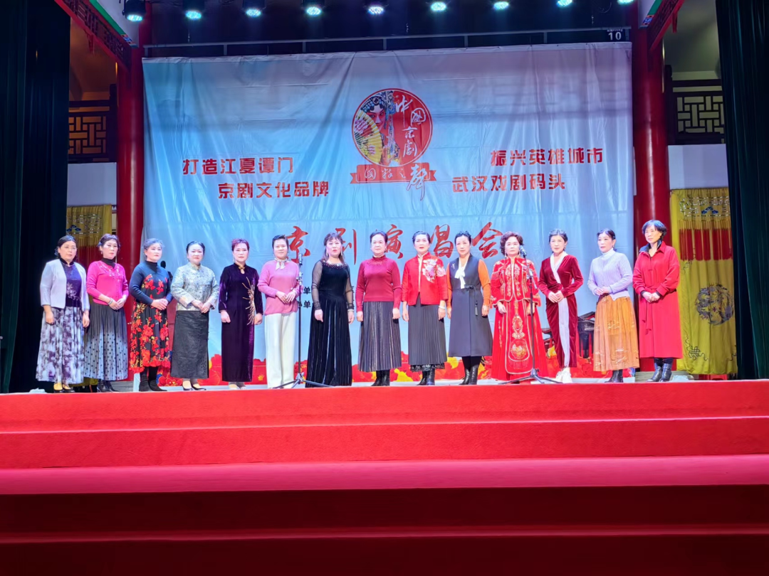票友们合唱传统<a href=http://www.xiaopiaoyou.com/jingjuguocui/ target=_blank class=infotextkey>京剧</a>《苏三离了洪洞县》和《穆桂英挂帅猛听得》西皮流水