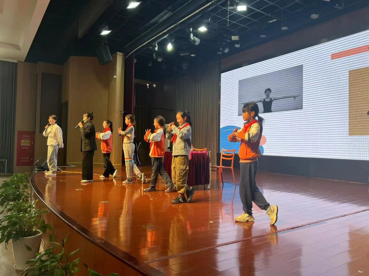 <a href=http://www.xiaopiaoyou.com/yuejudefayuandi/ target=_blank class=infotextkey>越剧</a>艺术进校园