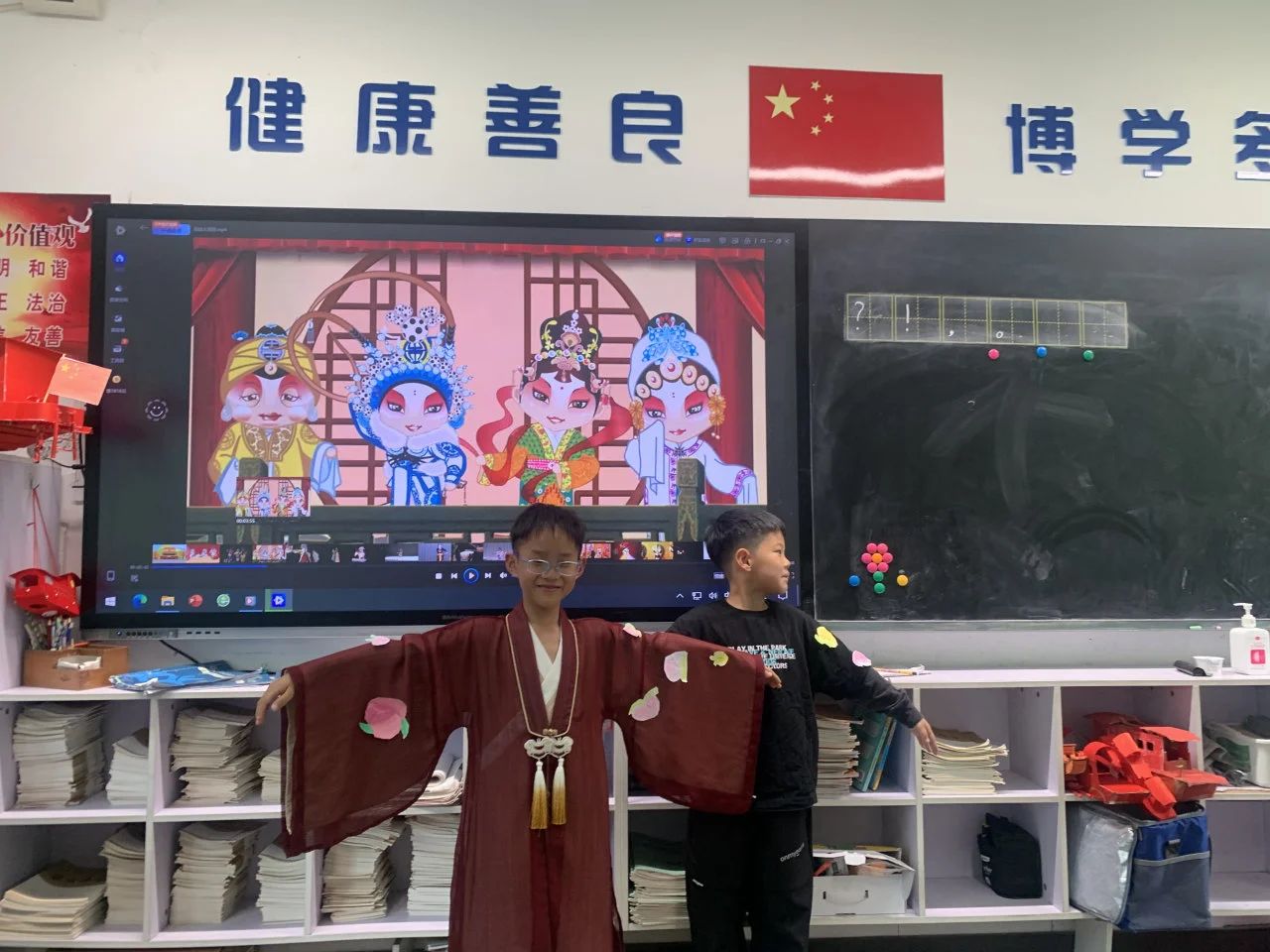 <a href=http://www.xiaopiaoyou.com/yuejudefayuandi/ target=_blank class=infotextkey>越剧</a>走进校园