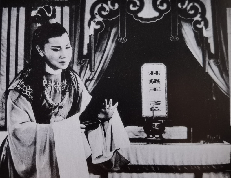 <a href=http://www.xiaopiaoyou.com/yuejudefayuandi/ target=_blank class=infotextkey>越剧</a>电影《红楼梦.哭灵》剧照