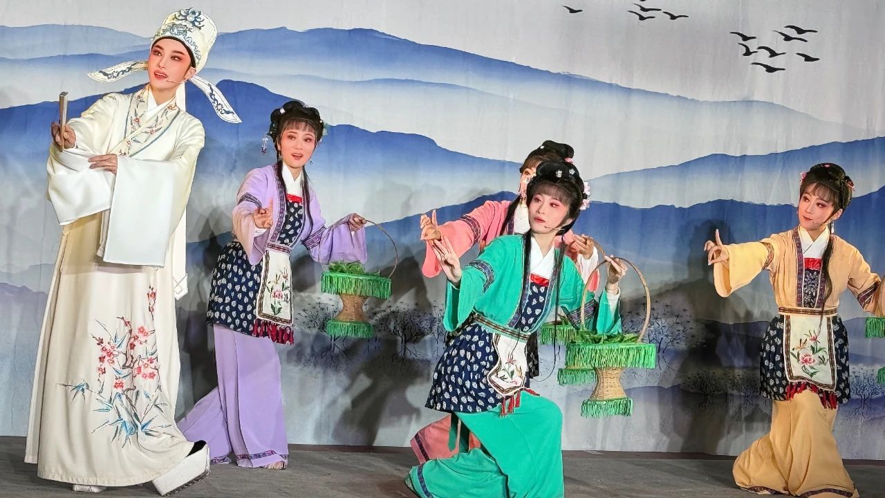 <a href=http://www.xiaopiaoyou.com/yuejudefayuandi/ target=_blank class=infotextkey>越剧</a>青春版何文秀