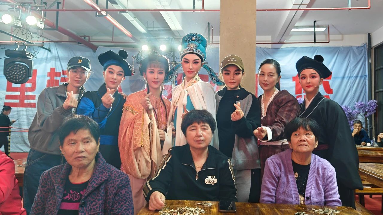 <a href=http://www.xiaopiaoyou.com/yuejudefayuandi/ target=_blank class=infotextkey>越剧</a>青春版何文秀
