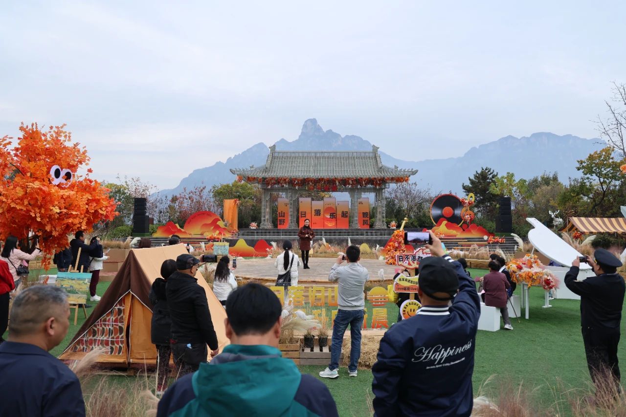 <a href=http://www.xiaopiaoyou.com/henanyuju/ target=_blank class=infotextkey>河南豫剧</a>院党支部与厅文化市场综合执法监督处党支部赴新乡开展旅游普法宣传进景区结对共建党日活动