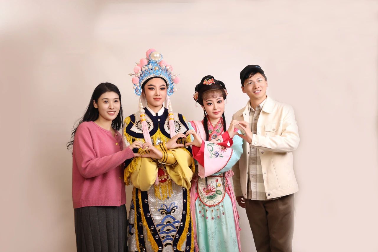 乐清<a href=http://www.xiaopiaoyou.com/yuejudefayuandi/ target=_blank class=infotextkey>越剧</a>团在浙江卫视Z视介《2025越来越好》新春<a href=http://www.xiaopiaoyou.com/yuejudefayuandi/ target=_blank class=infotextkey>越剧</a>大拜年
