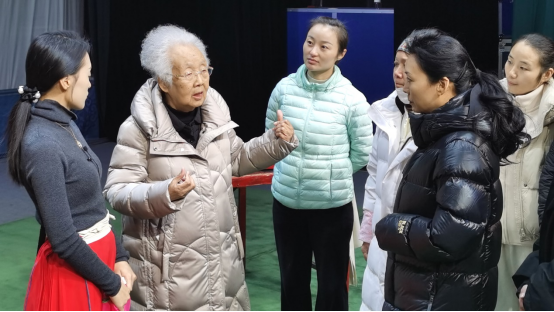 老艺术家王秀玲先生现场指导年轻演员表演技巧