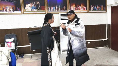 杨帅学为年轻演员指导表演细节