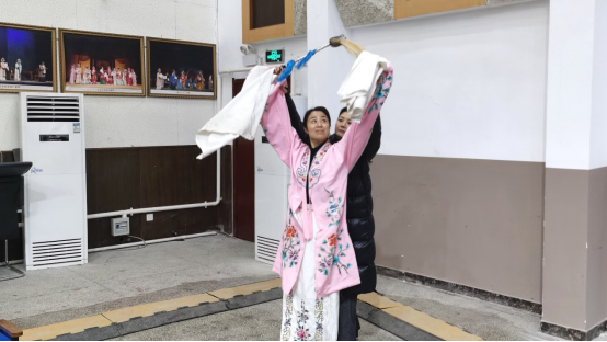 刘艳丽亲自为年轻演员指导动作要领