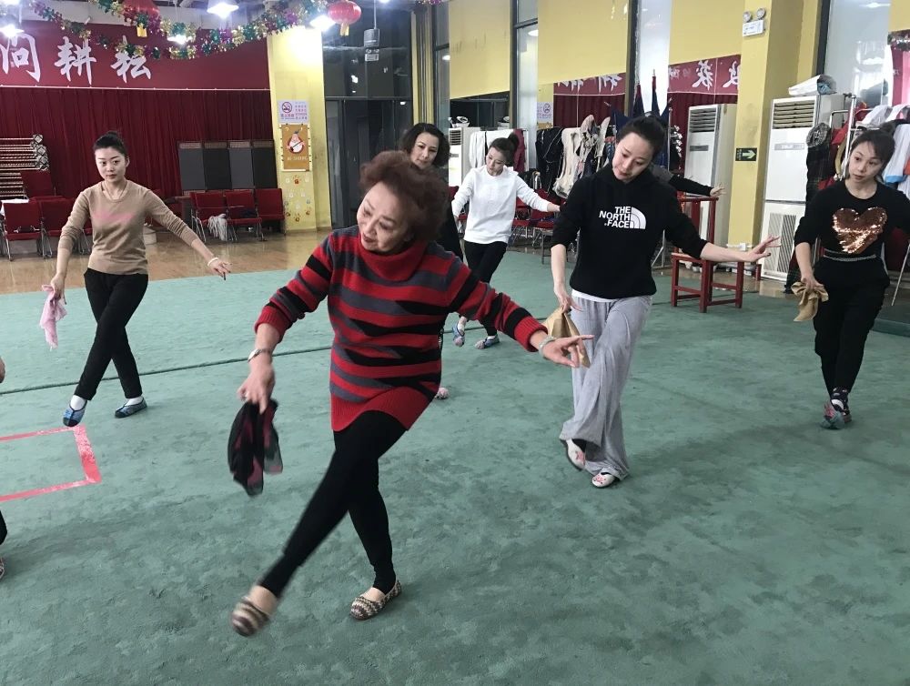 乔燕和老师在荣庆学堂项目指导教学