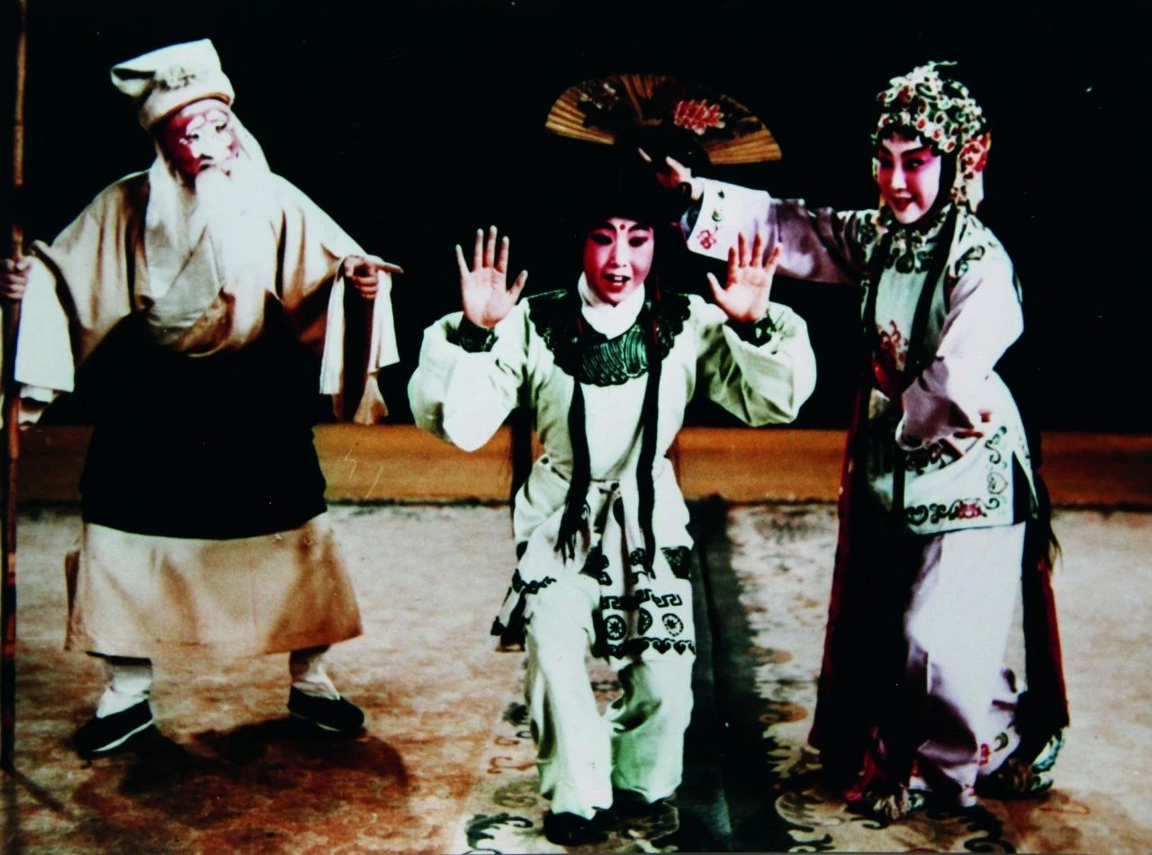 <a href=http://www.xiaopiaoyou.com/kunqufayuandi/ target=_blank class=infotextkey>昆曲</a>《胖姑学舌》左起张兆基、张敦义、乔燕和