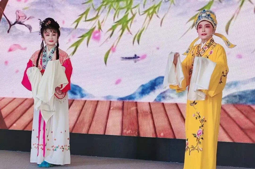 <a href=http://www.xiaopiaoyou.com/yuejudefayuandi/ target=_blank class=infotextkey>越剧</a>专场演出