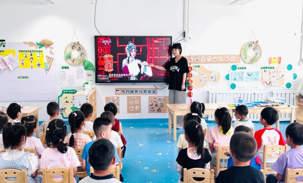 娃娃学<a href=http://www.xiaopiaoyou.com/jingjuguocui/ target=_blank class=infotextkey>京剧</a>