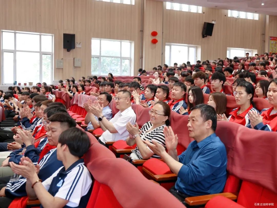 <a href=http://www.xiaopiaoyou.com/jingjuguocui/ target=_blank class=infotextkey>京剧</a>进校园