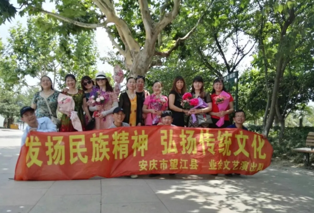 木子<a href=http://www.xiaopiaoyou.com/huangmeixidefayuandi/ target=_blank class=infotextkey>黄梅戏</a>艺术团