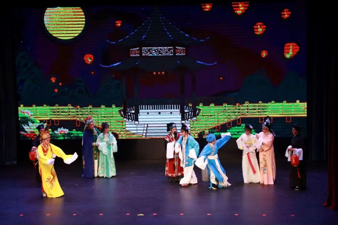 <a href=http://www.xiaopiaoyou.com/yuejudefayuandi/ target=_blank class=infotextkey>越剧</a>轻喜剧王老虎抢亲
