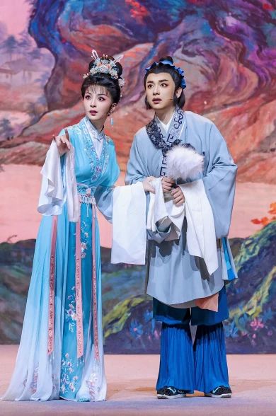 袁媛主演的<a href=http://www.xiaopiaoyou.com/huangmeixidefayuandi/ target=_blank class=infotextkey>黄梅戏</a>经典剧目《天仙配》入选经典剧目传承演出十佳案例